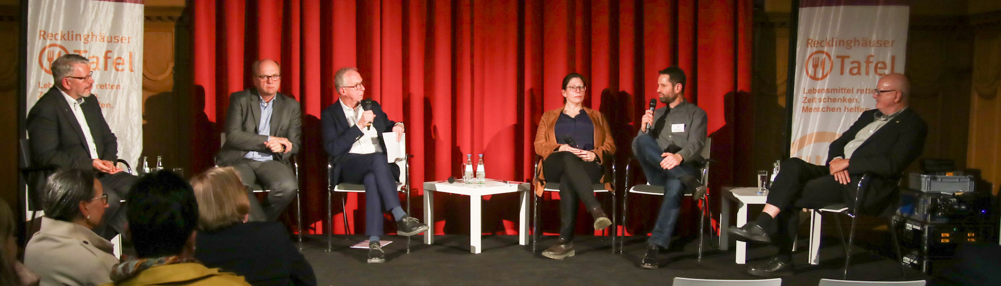 Diskutierten auf dem Podium (v.l.): Propst Karl Kemper, Markus Leßmann (Sozialministerium), Moderator Wolfgang Pantförder, Prof. Dr. Silke Tophoven, Tafel-Koordinator Daniel Ruppert und Tafel-NRW-Vorsitzender Peter Vorsteher.