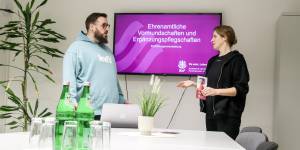 Sybille Averdung, Koordinatorin des Fachbereichs Vormundschaften beim Sozialdienst katholischer Frauen (SkF) Recklinghausen e.V., und Benjamin Legewie stellen das Jahresprogramm 2026 zur Qualifizierung ehrenamtlicher Vorm&uuml;nder*innen vor. Foto: Michael Richter/ SkF Recklinghausen