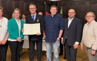 Bundesverdienstkreuz für SkF-Ehrenamtlichen  Dr. Markus Dechêne Im Namen von Bundespräsident Frank-Walter Steinmeier hat die erste stellvertretende Landrätin...