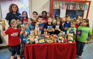 Löwenklasse der Fährmannschule sammelt zu St. Martin Lebensmittel für die 