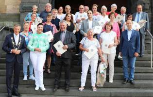 Bürgermeister Tesche ehrt Ehepaar Valenta und Regine Schwarzhoff mit der Samariternadel Auf Vorschlag des SkF Recklinghausen hat Recklinghausens Bürgermeister Christoph Tesche drei...