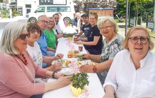 SkF feiert Gemeinschaft beim Mitbring-Picknick am Katholischen Zentrum Beim Mitbring-Picknick „Ein Tisch für alle“ kamen die Generationen ins...